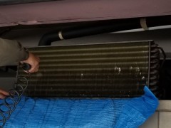 コンデンサー清掃中