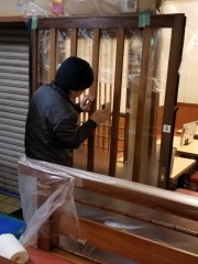 飛散防止フィルム貼付中