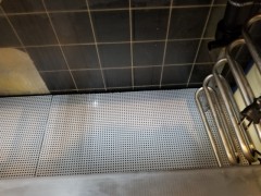 下部パンチング板