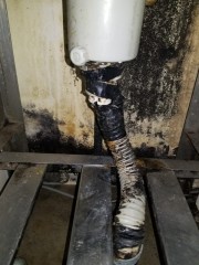 修理前-排水ホース