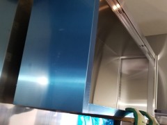 吊戸棚 取付作業中