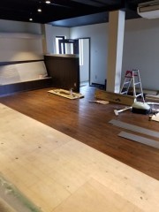 塩ビタイル施工中