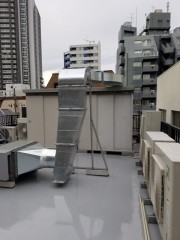 外部ダクト施工中