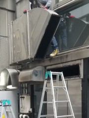 工事中_外部ダクト撤去